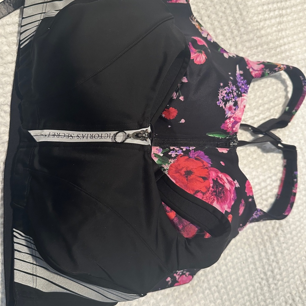 VICTORIA'S SECRET
Knockout Front-Close Sports Bra